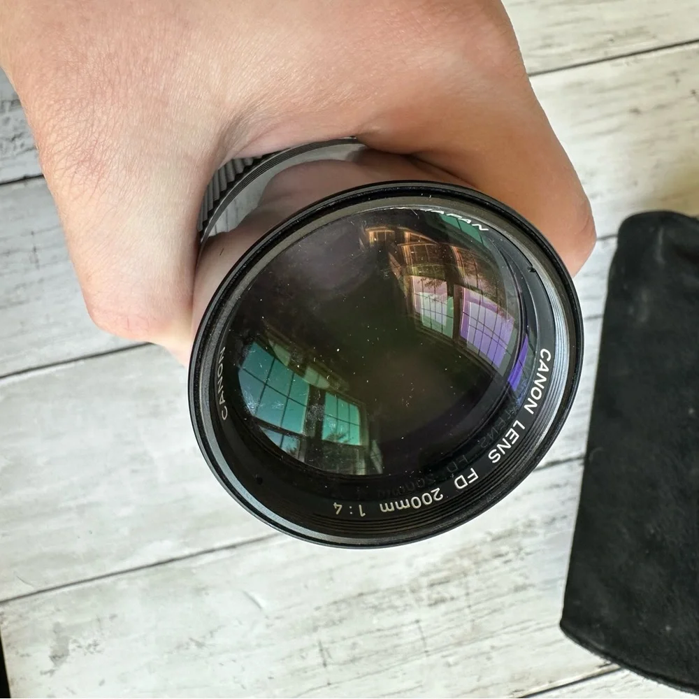 VINTAGE PREOWNED CANON LENS FD 200 MM 1:4 BLACK LENS WITH CAP AND CASE